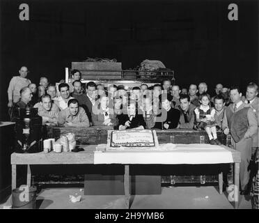 L'attrice svedese VIVECA LINDFORS (nel suo film americano del 1st) festeggia la fine delle riprese con una torta del cast e Crew, tra cui IL regista DENNIS MORGAN DELMES DAVES e ANTHONY CARUSO candido in set of AL REGISTA VICTOR 1948 DELMER DAVES, Richard Brooks Warner Bros. Foto Stock