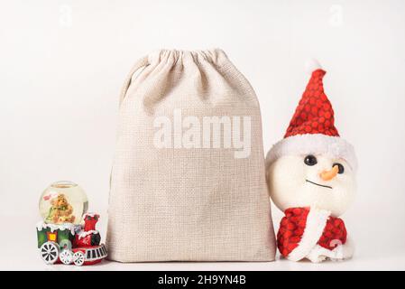 Mockup zaino Natale Santa beige su sfondo bianco. Foto Stock
