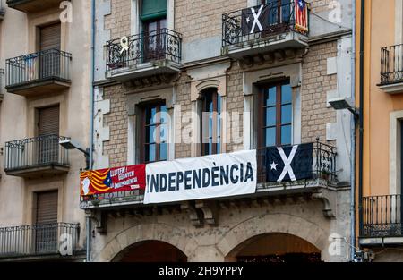 Propaganda d'indipendenza e bandiere sugli edifici della città catalana di Vic, Catalogna, Spagna Foto Stock