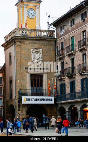 Propaganda d'indipendenza e bandiere sugli edifici della città catalana di Vic, Catalogna, Spagna Foto Stock