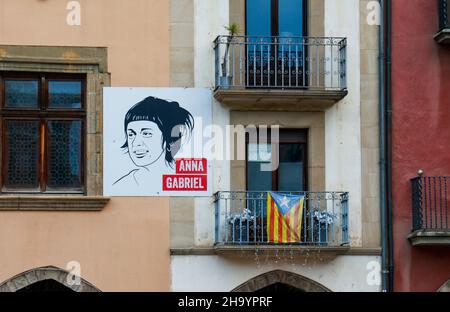 Bandiere indipendenti e raffigurazioni di Anna Gabriel, politico catalano, su edifici della città catalana di Vic, Catalogna, Spagna Foto Stock