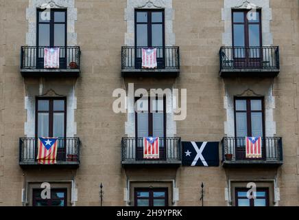 Propaganda di indipendenza e bandiere su un edificio nella città catalana di Vic, Catalogna, Spagna Foto Stock
