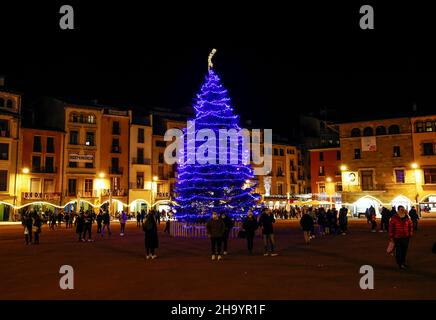 Albero di Natale illuminato nella piazza principale della città di Vic in Catalogna, Spagna Foto Stock