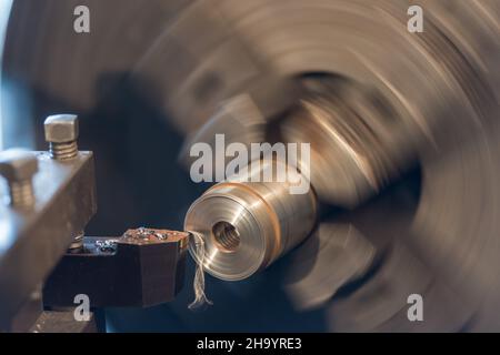 Accensione del tornio in metallo con fluido refrigerante Foto Stock