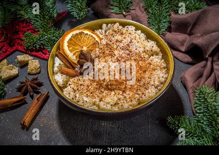 Risgryngrot, porridge di riso di Natale in stile scandinavo con cannella e spezie, con decorazioni a rami di albero di Natale Foto Stock