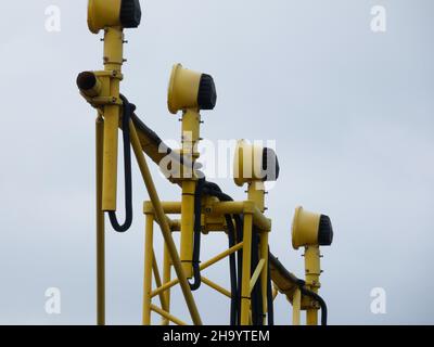 Segnalatori luminosi che segnano l'ingresso dell'aeromobile per l'atterraggio sulla pista dell'aeroporto. Foto Stock