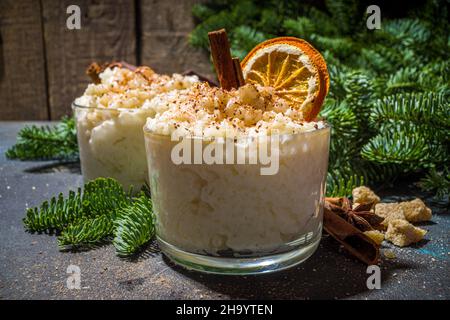 Risgryngrot, porridge di riso di Natale in stile scandinavo con cannella e spezie, con decorazioni a rami di albero di Natale Foto Stock