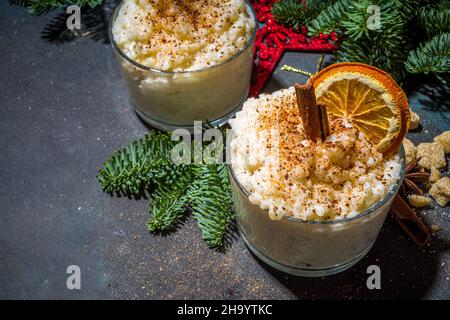 Risgryngrot, porridge di riso di Natale in stile scandinavo con cannella e spezie, con decorazioni a rami di albero di Natale Foto Stock