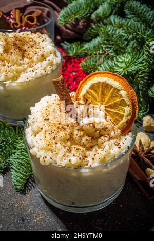 Risgryngrot, porridge di riso di Natale in stile scandinavo con cannella e spezie, con decorazioni a rami di albero di Natale Foto Stock