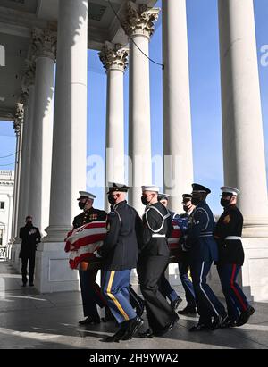 Washington, Stati Uniti. 09th Dic 2021. Il casket dell'ex senatore statunitense Bob Dole arriva al Campidoglio degli Stati Uniti a Washington, DC, dove si trova in stato il 9 dicembre 2021. (Foto di Pool/Sipa USA) Credit: Sipa USA/Alamy Live News Foto Stock