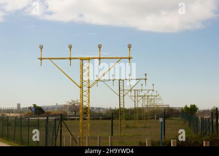 Segnalatori luminosi che segnano l'ingresso dell'aeromobile per l'atterraggio sulla pista dell'aeroporto. Foto Stock
