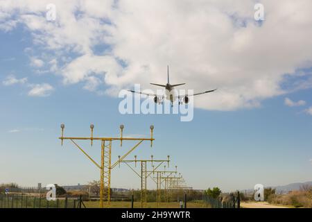 Segnalatori luminosi che segnano l'ingresso dell'aeromobile per l'atterraggio sulla pista dell'aeroporto. Foto Stock