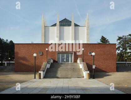 Crematorio funzionalista progettato dall'architetto ceco Ernst Wiesner (1925-1930) presso il Cimitero Centrale (Ústřední hřbitov) a Brno, Repubblica Ceca. Foto Stock