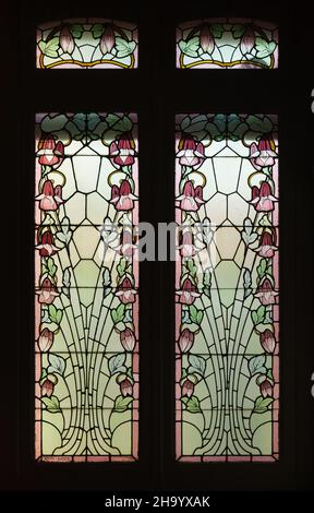 Vetrata in stile Art Nouveau 'Les Ancolies' ('le colonne') progettata da Koenig et Lafitte (1911) in mostra nel Museo della Scuola di Nancy (Musée de l'École de Nancy) a Nancy, Francia. Foto Stock