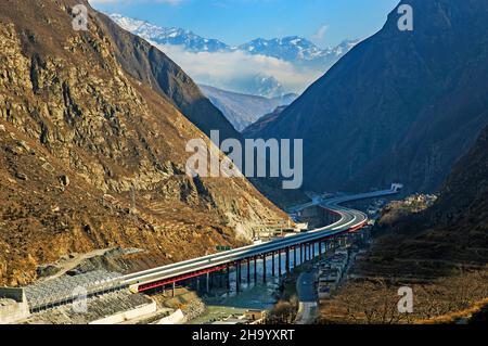 Chengdu. 9th Dic 2021. Foto aerea scattata il 1 gennaio 2019 mostra il ponte Keku sulla superstrada Wenchuan-Ma'erkang nella provincia sudoccidentale del Sichuan della Cina. Una serie di "progetti superiori" a Sichuan sono stati costruiti per promuovere lo sviluppo della Cina occidentale, dando un contributo allo sviluppo economico e sociale locale. Credit: Xinhua/Alamy Live News Foto Stock