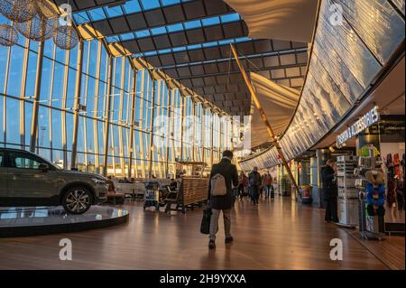 Viaggiatori a Sky City tra il terminal internazionale e nazionale dell'aeroporto di Arlanda a Stoccolma. Questo è l'aeroporto più trafficato della Svezia. Foto Stock