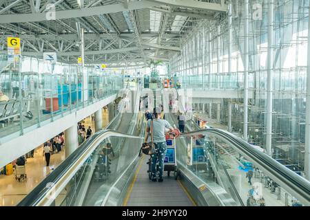 Viaggiatori in una scala mobile all'Aeroporto Suvarnabhumi di Bangkok. Si tratta di uno degli aeroporti più trafficati del mondo.