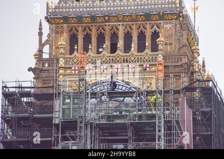 Londra, Regno Unito. 7th dicembre 2021. I lavoratori rinnovano il quadrante dell'orologio mentre la ristrutturazione del Big ben continua. I lavori di ristrutturazione dell'iconico monumento, ufficialmente chiamato Elizabeth Tower, iniziarono nel 2017 e saranno completati nel 2022. Foto Stock