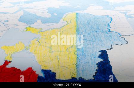 Colorato da una mappa a matita dell'Ucraina al centro dell'immagine su sfondo sfocato di mappe collage di altri paesi diversi Foto Stock