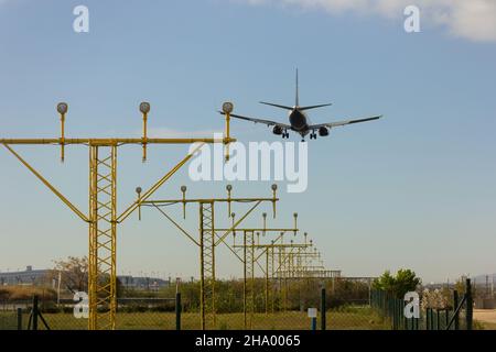 Segnalatori luminosi che segnano l'ingresso dell'aeromobile per l'atterraggio sulla pista dell'aeroporto. Foto Stock