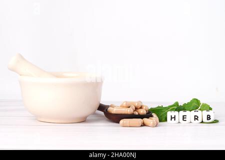 Medicina alternativa a base di erbe capsule organiche integratori naturali per una buona vita sana. Foto Stock