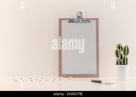 Appunti in legno con spazio vuoto per loghi, iscrizione pubblicitaria. Foto Stock