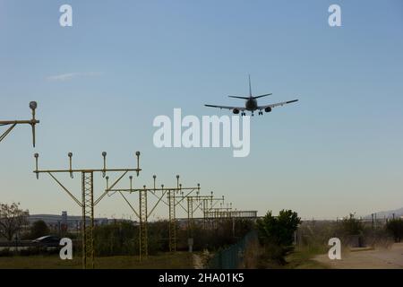 Segnalatori luminosi che segnano l'ingresso dell'aeromobile per l'atterraggio sulla pista dell'aeroporto. Foto Stock