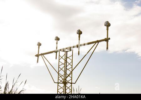 Segnalatori luminosi che segnano l'ingresso dell'aeromobile per l'atterraggio sulla pista dell'aeroporto. Foto Stock