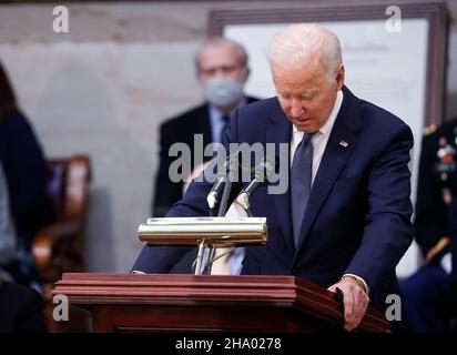 Il presidente degli Stati Uniti Joe Biden consegna le osservazioni vicino al casket dell'ex leader della maggioranza del Senato degli Stati Uniti Bob Dole, che è morto la domenica, durante una cerimonia congressuale per onorare Dole, che si trova nello stato della Rotunda del Campidoglio degli Stati Uniti a Washington, Stati Uniti, 9 dicembre 2021.Credit: Jonathan Ernst/Pool via CNP /MediaPunch Foto Stock