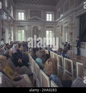 Warszawa 05.1987. W Pa³acu na Wyspie w £azienkach Królewskich odby³a siê uroczystoœæ wrêczenia nagród indywidualnych im. Witolda Doroszewskiego za krzewienie poprawnej polszczyzny. NZ. koncert gitarowy w czêœci artystycznej uroczystoœci. ka PAP/Jan Morek Dok³adny dzieñ wydarzenia nieustalony. Varsavia, maggio 1987. La premiazione dei Witold Doroszewski Awards per la promozione della lingua polacca al Palazzo dell'Isola nel Parco reale Lazienki. Nella foto: Un concerto di chitarra. ka PAP/Jan Morek evento giorno sconosciuto