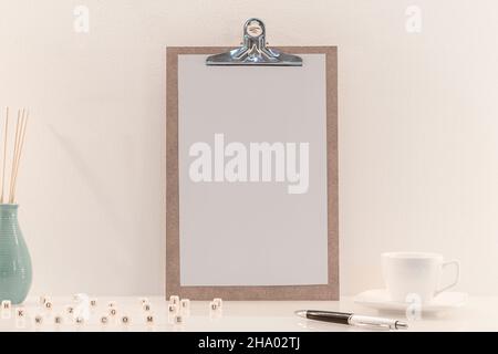 Appunti in legno con spazio vuoto per loghi, iscrizione pubblicitaria. Foto Stock