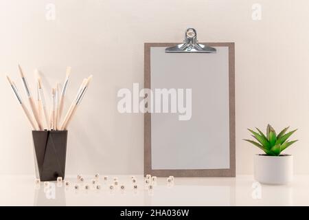 Appunti in legno con spazio vuoto per loghi, iscrizione pubblicitaria. Foto Stock