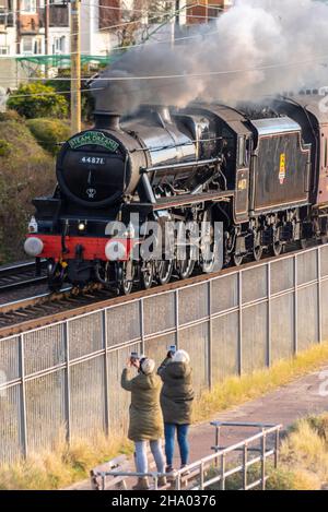 LMS Stanier Black cinque locomotiva a vapore che trasporta un treno Steam Dreams da Southend on Sea, Essex a Oxford, passando Chalkwell. Persone che scattano foto Foto Stock