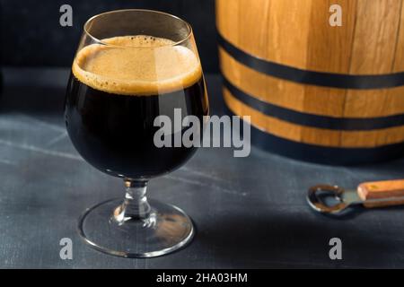 Boozy Bourbon Bararel birra Stout invecchiata in un bicchiere Foto Stock