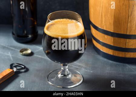 Boozy Bourbon Bararel birra Stout invecchiata in un bicchiere Foto Stock