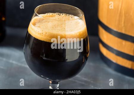 Boozy Bourbon Bararel birra Stout invecchiata in un bicchiere Foto Stock