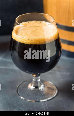 Boozy Bourbon Bararel birra Stout invecchiata in un bicchiere Foto Stock