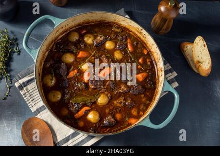 Abbondante stufato di manzo gourmet fatto in casa con carote e patate Foto Stock