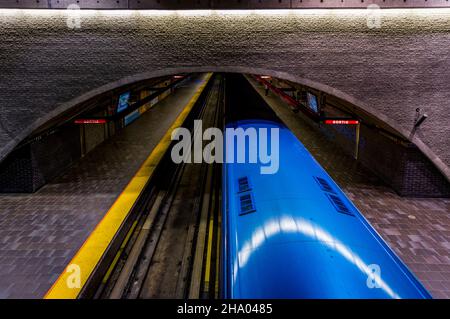 Un treno nella stazione della metropolitana Georges-Vanier a Montreal, Quebec, Canada Foto Stock