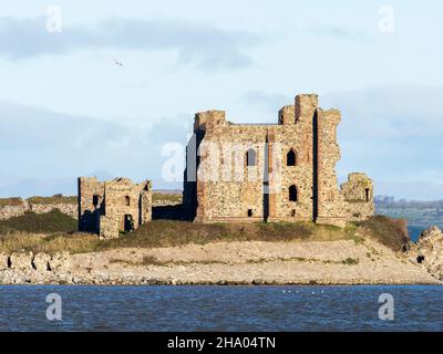 Castello di Piel sull'isola di Piel da Walney Island, Cumbria, Regno Unito. Foto Stock