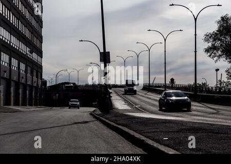 Una strada attraversa parte di Montreal, Quebec, Canada Foto Stock