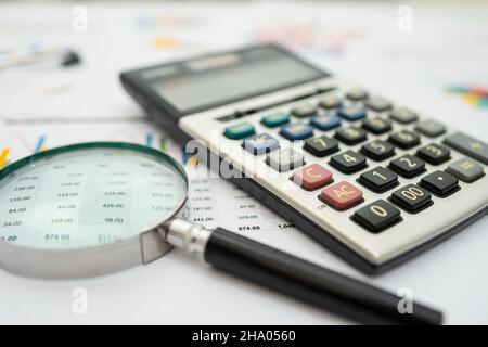 Calcolatrice sul grafico e il grafico della carta per fogli di calcolo. Finanziare lo sviluppo, conto bancario, statistiche, gli investimenti di analisi dati di ricerca economia, stock ex Foto Stock