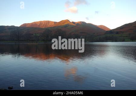 Riflessi della catena Grasmoor delle colline di Wainwright da Buttermere Lake a Dusk nel Lake District National Park, Cumbria, Inghilterra, Regno Unito. Foto Stock