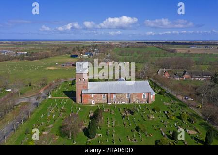 Veduta aerea della chiesa di San Laurentii e del cimitero / cimitero a Süderende, isola di Föhr, Frisia Nord / Nordfriesland, Schleswig-Holstein, Germania Foto Stock