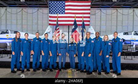 Houston, Stati Uniti. 06 dicembre 2021. I candidati dell'astronauta della NASA si candidano per una foto di gruppo durante un evento che annuncia la nuova classe di 10 candidati all'Ellington Field presso il Johnson Space Center, 6 dicembre 2021 a Houston, Texas. Da sinistra a destra ci sono: Nichole Ayers, Christina Birch, Luke Delaney, Andre Douglas, Christopher Williams, Jessica Wittner, Anil Menon, Andre Douglas, Deniz Burnham e Marcos Berrios. Credit: Robert Markowitz/NASA/Alamy Live News Foto Stock