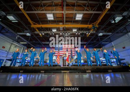 Houston, Stati Uniti. 06 dicembre 2021. I candidati dell'astronauta della NASA ondano dopo essere stati introdotti durante un evento che annuncia la nuova classe di 10 candidati all'Ellington Field presso il Johnson Space Center, 6 dicembre 2021 a Houston, Texas. Da sinistra a destra ci sono: Nichole Ayers, Christina Birch, Luke Delaney, Andre Douglas, Christopher Williams, Jessica Wittner, Anil Menon, Andre Douglas, Deniz Burnham e Marcos Berrios. Credit: James Blair/NASA/Alamy Live News Foto Stock