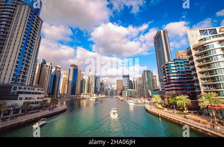 Splendida vista sul canale che passa attraverso il centro del quartiere di Dubai Marina, circondato da alti grattacieli, Dubai, Emirati Arabi Uniti Foto Stock