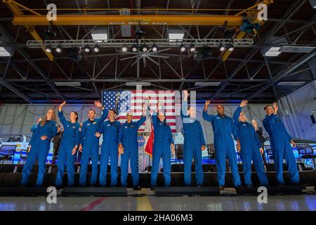 Houston, Stati Uniti. 06 dicembre 2021. I candidati dell'astronauta della NASA ondano dopo essere stati introdotti durante un evento che annuncia la nuova classe di 10 candidati all'Ellington Field presso il Johnson Space Center, 6 dicembre 2021 a Houston, Texas. Da sinistra a destra ci sono: Nichole Ayers, Christina Birch, Luke Delaney, Andre Douglas, Christopher Williams, Jessica Wittner, Anil Menon, Andre Douglas, Deniz Burnham e Marcos Berrios. Credit: James Blair/NASA/Alamy Live News Foto Stock