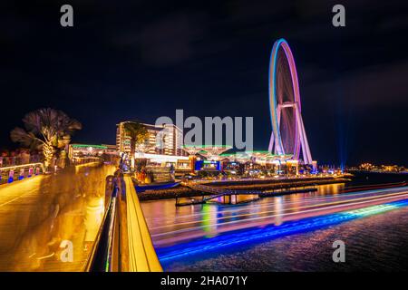 Splendida vista notturna a lunga esposizione dell'Ain Dubai, la ruota panoramica più grande del mondo sull'isola di Bluewaters, nel quartiere di Dubai Marina, Dubai, Emirati Arabi Uniti Foto Stock