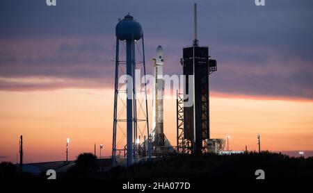 Capo Canaveral, Stati Uniti d'America. 08 dicembre 2021. Un razzo SpaceX Falcon 9 che trasporta la sonda spaziale NASA Imaging X-ray Polarimetria Explorer durante i preparativi per il conto alla rovescia sul Launch Complex 39A al Kennedy Space Center 8 dicembre 2021 a Cape Canaveral, Florida. La navicella spaziale IXPE dovrebbe partire il 9th dicembre portando il primo satellite dedicato alla misurazione della polarizzazione dei raggi X. Credit: Joel Kowsky/NASA/Alamy Live News Foto Stock